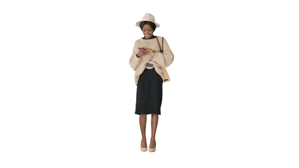 Mujer afroamericana bonita en suéter de punto y sombrero blanco a —  Fotos de Stock