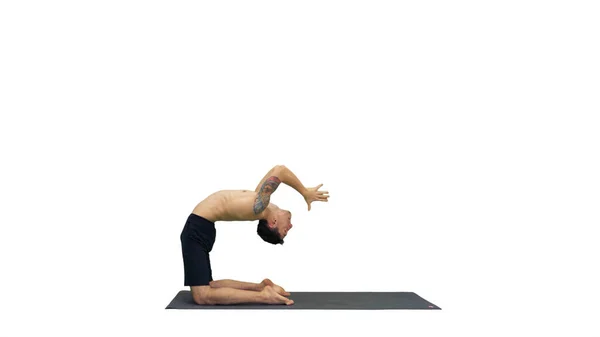 Yogi robi jogę wielbłąda na białym tle. — Zdjęcie stockowe