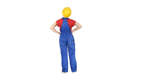 Mujer ingeniera en cascos de construcción con manos en las caderas —  Fotos de Stock