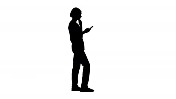 Silhouet Denkende vrouwelijke arts met behulp van haar smartphone. — Stockvideo