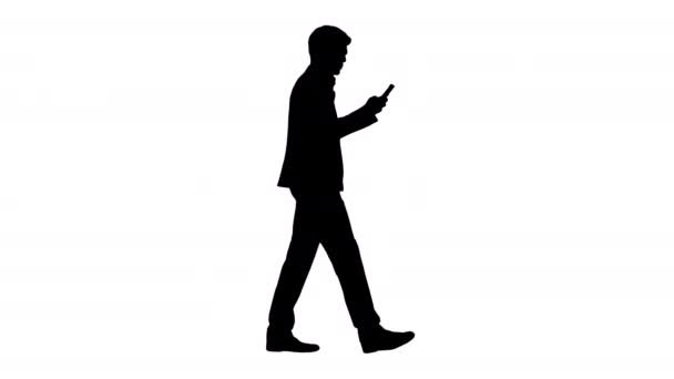 Silhouette Serious hombre de negocios usando el dial de voz del teléfono mientras camina. — Vídeos de Stock