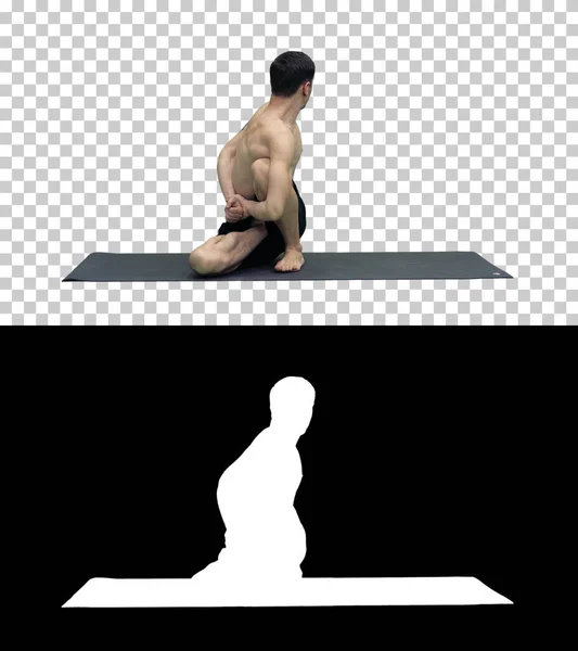 Hombre practica yoga Sabio Twist C pose o Marichyasana pose stretch — Foto de Stock