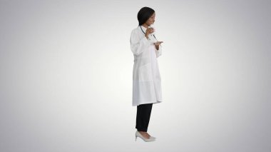 Stetoskop reklamı ile gülümseyen Afro-Amerikan kadın doktor