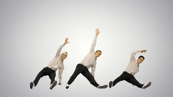 Trois gars font break dance en synchronisation en regardant la caméra sur gradi — Photo