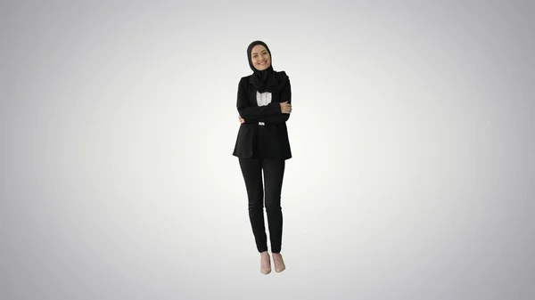 Mujer de negocios árabe sonriente usando hijab posando para la cámara o — Foto de Stock