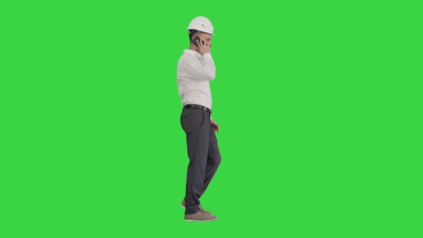 Architecte parlant au téléphone tout en marchant sur un écran vert, Chroma Key. — Video