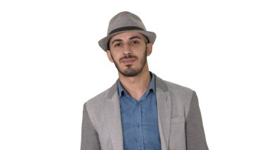 Arap sunucu tabletle günlük yürüyüşler yapıyor ve beyaz arka planda sayfaları okutuyor.