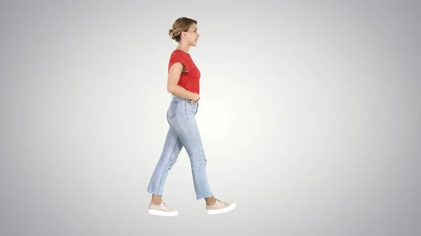 Fit Mädchen hält ihre Hände in den Taschen der blauen Jeans beim Gehen — Stockfoto