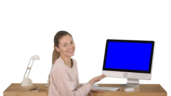 Encantadora mujer que presenta algo en la pantalla de la computadora hablando con la cámara Pantalla azul Mock-up Display sobre fondo blanco. — Foto de Stock
