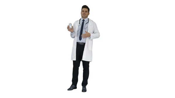 Clinicien médecin homme montrant des médicaments et parlant à la caméra sur fond blanc. — Photo