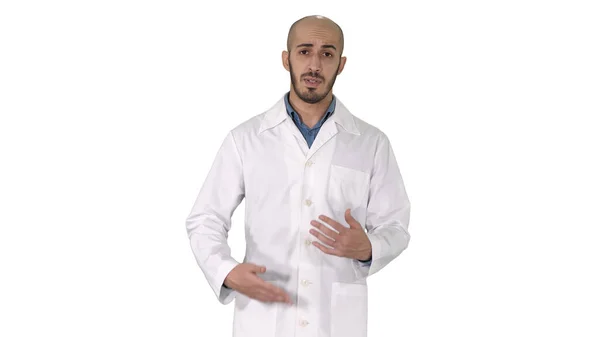 Vänlig manlig läkare gå och prata tittar i kameran på vit bakgrund. — Stockfoto