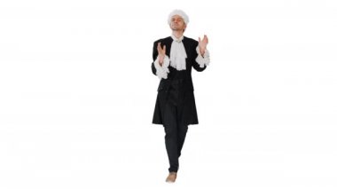 Mozart gibi giyinmiş bir adam beyaz arka planda yürürken şeflik yapıyor..