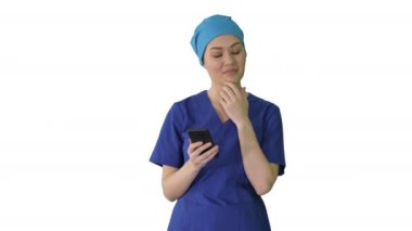Beyaz arka planda akıllı telefonunu kullanan bir kadın doktor..
