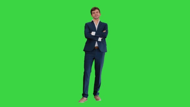 Όμορφος νεαρός επιχειρηματίας στέκεται αγκαλιά σταυρωμένα, χαμογελώντας με αυτοπεποίθηση σε μια πράσινη οθόνη, Chroma Key. — Αρχείο Βίντεο