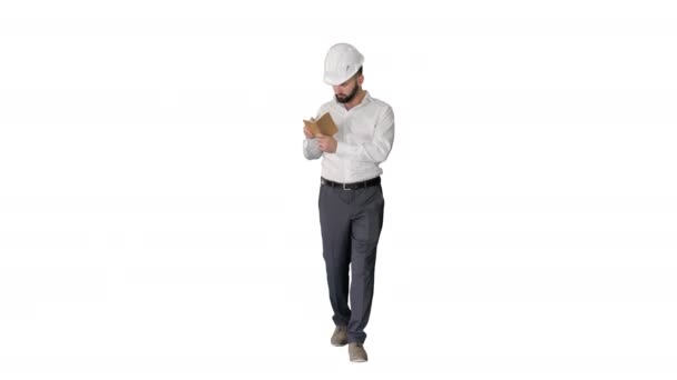 Αυτοπεποίθηση ώριμος άνθρωπος σε formalwear και hardhat γράφοντας σημειώσεις σε λευκό φόντο. — Αρχείο Βίντεο