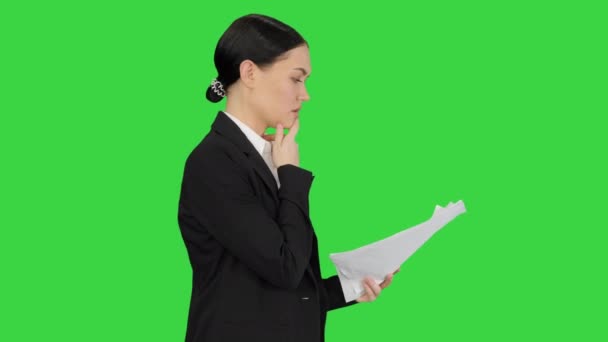 Serious Businesswoman Lesen Bericht Vorbereitung für eine Präsentation, während zu Fuß auf einem Green Screen, Chroma Key. — Stockvideo