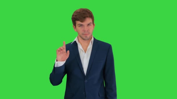 Magabiztos fiatal üzletember felemeli az ujját, és összehajtogatja a karját, miközben a kamerát nézi a zöld képernyőn, Chroma Key. — Stock videók