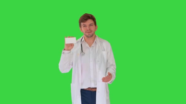 笑顔の男性医師歩行や広告丸薬を見てカメラで緑の画面,クロマキー. — ストック動画