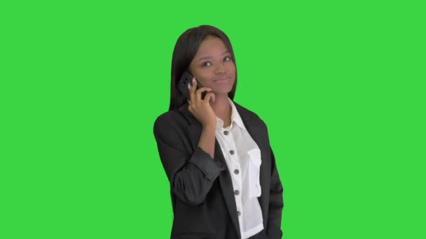 Случайная афро-американская предпринимательница разговаривает по телефону на зеленом экране, Chroma Key. — стоковое видео