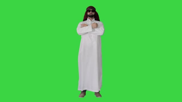 Sheikh en gafas de sol enviando un beso en una pantalla verde, Chroma Key. — Vídeos de Stock