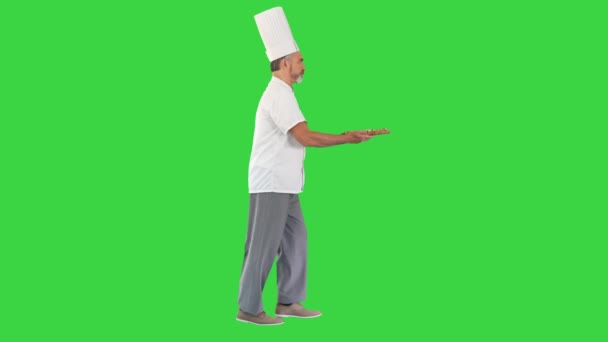 Kok lopen in een haast met een pizza in zijn handen op een groen scherm, Chroma Key. — Stockvideo