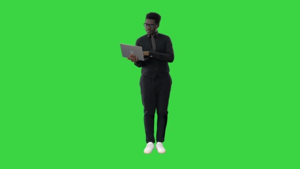 Уверенный афроамериканский бизнесмен, печатающий на ноутбуке на зеленом экране, Chroma Key. — стоковое видео