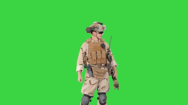 Jóvenes guardabosques de EE.UU. de pie en una pose casual y hablando en una pantalla verde, Chroma Key. — Vídeos de Stock