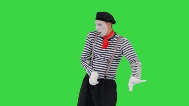 Mime zieht ein imaginäres Seil auf einem Green Screen, Chroma Key. — Stockvideo