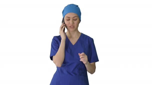 Médica séria falando ao telefone no fundo branco. — Vídeo de Stock