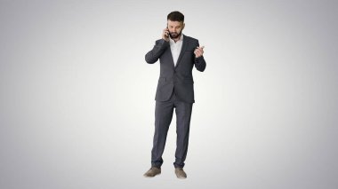 Takım elbiseli Türk işadamı, değişken arkaplan hakkında bir çağrı yapıyor.