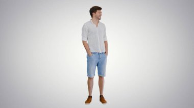 Sıradan bir genç adam yan tarafa bakıyor ve bir şeylerden bahsediyor.