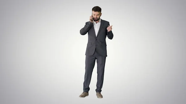 Тёрк-бизнесмен в костюме делает вызов на градиентном фоне — стоковое фото