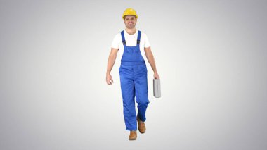 Marangoz eğimli arkaplanda yürüyor.