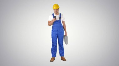 Fabrika çalışanı sohbet ediyor akıllı telefondan mesajlaşıyor.