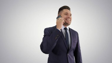 İş adamı cep telefonuyla konuşuyor Gradient Backgrou 'da mutlu