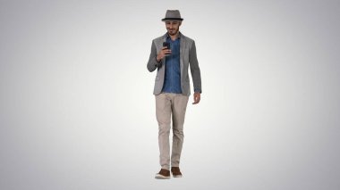 Gradi üzerinde yürürken akıllı bir Arap akıllı telefonu kullanıyor.