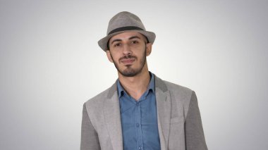 Arap sunucu elinde tabletle gündelik yürüyüşler yapıyor.