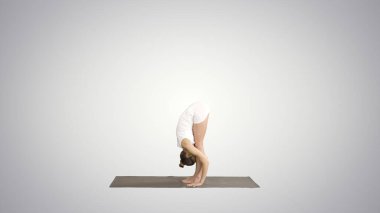 Güzel model Uttanasana 'da yoga egzersizi yapıyor.