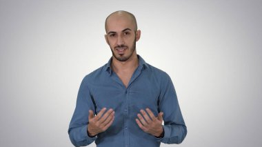 Sıradan bir Arap adam kameraya Gradie ile ilgili bir şey anlatıyor.