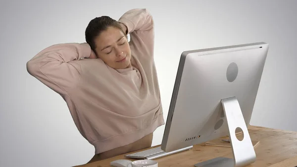 坐在电脑前舒舒服服的年轻女人 — 图库照片