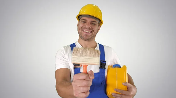 Trabalhador da construção pintor mostrando pincel para câmera e sm — Fotografia de Stock