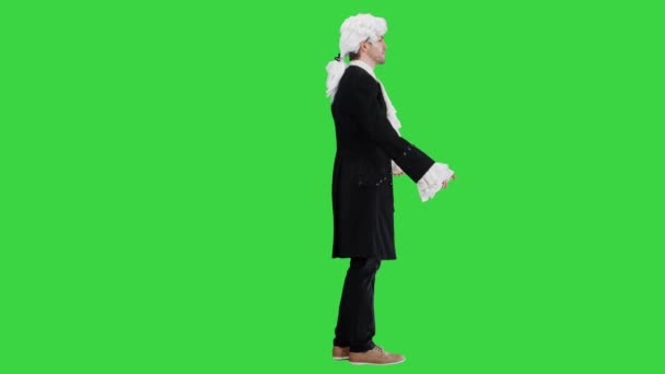 Uomo vestito come un cortigiano del 17-18 secolo saluta qualcuno su uno schermo verde, Chroma Key. — Video Stock