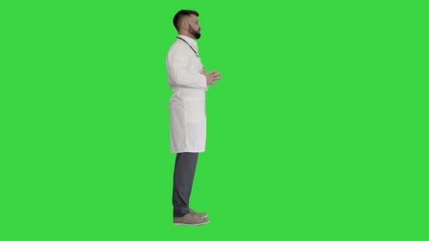 緑色の画面に髭を生やした医者、クロマキー. — ストック動画