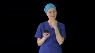 Akıllı telefonunu kullanan kadın doktor, Alpha Channel.