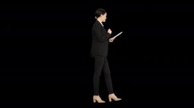 Kameraya doğru yürürken bilgisayarını kullanan gülümseyen iş kadını, Alpha Channel