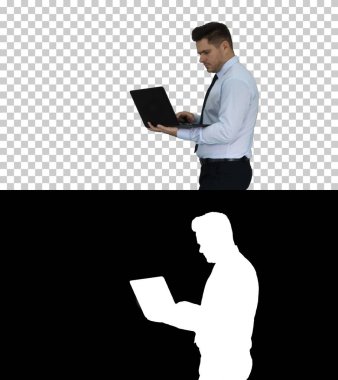 Resmi adam yürüyor ve dizüstü bilgisayar kullanıyor, Alpha Channel