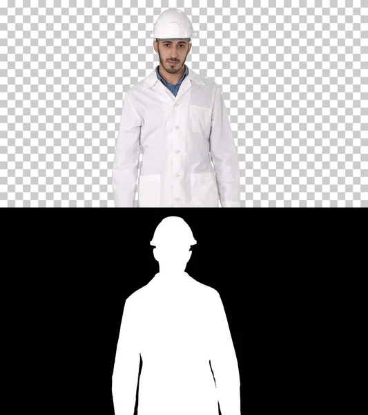 ヘルメットと白のローブを歩くアラブのエンジニア, Alpha Ch. — ストック写真