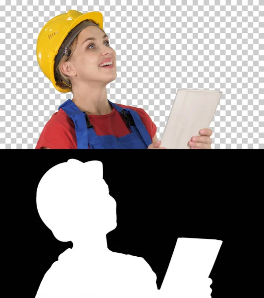 Engenheira de construção feminina com um computador tablet em um constru — Fotografia de Stock