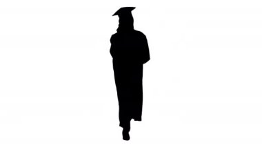 Mezuniyet cüppeli Afro-Amerikalı kız öğrenci yürürken telefonla konuşuyor, Alpha Channel.