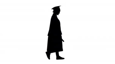 Mezuniyet cüppeli gülümseyen bayan öğrenci diplomasıyla yürüyor..